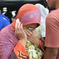 Seorang wanita menangis usai kerabatnya meninggal setelah gempa bumi di Pidie Jaya, Aceh, Rabu (7/12). Seperti dirilis BMKG, gempa berkekuatan 6,4 SR mengguncang Aceh sekitar pukul 05.03 WIB. (AFP PHOTO/Chaideer Mahyuddin)