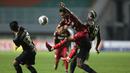 Pemain Persis Solo, Muhammad Abduh Lestaluhu (tengah) berebut bola dengan pemain Martapura Dewa United, Herman Dzumafo (kanan) dalam laga semifinal Liga 2 2021 di Stadion Pakansari, Bogor, Senin (27/12/2021). (Bola.com/Bagaskara Lazuardi)