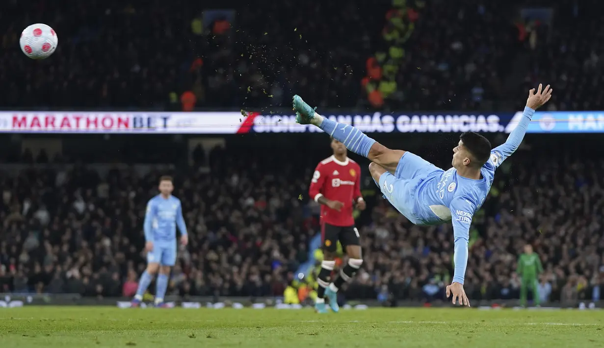 Manchester City kembali memperoleh peluang di sepuluh menit akhir laga. Tembakan voli Joao Cancelo dari dalam kotak penalti yang mengarah ke tiang jauh masih dapat ditepis David De Gea. (AP/Jon Super)
