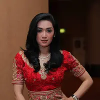 Penyanyi yang memiliki sebutan Syahrini KW, Tiara Dewi merayakan Idul Fitri di Cianjur, Jawa Barat. Lantas seperti apa rutinitasnya sebelum Hari Raya Idul Fitri. (Andy Masela/Bintang.com)