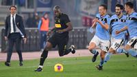 Penyerang Inter Milan, Romelu Lukaku (tengah) membawa bola dari kawalan tiga pemain Lazio pada pertandingan lanjutan Liga Serie A Italia di stadion Olimpiade Roma, Minggu, (16/2/2020). Lazio menang 2-1 atas Inter Milan.  (AFP/Andreas Solaro)