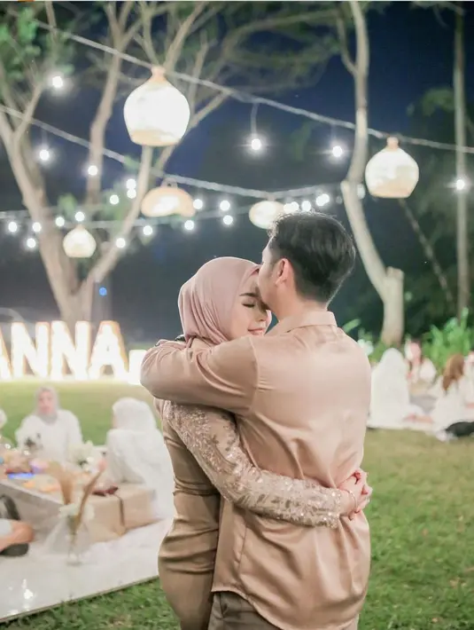 Tidak disebutkan ulang tahun ke berapa pesta perayaan Nurul Kamaria ini. Namun sahabat, rekan kerja terlihat memeriahkan pesta ultah istri Angga Wijaya. Menariknya, potret pesta ultah ini mirip dengan momen pesta pernikahan. (Liputan6.com/IG/anggawijaya88)