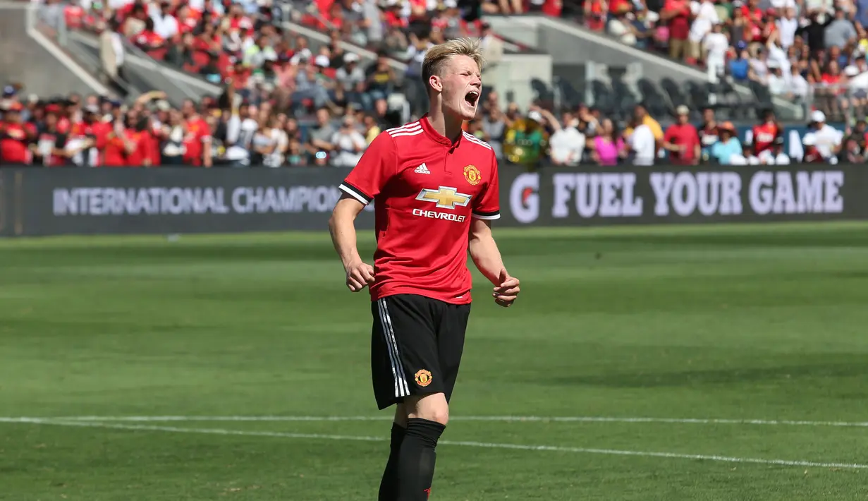 Pemain Muda Manchester United, Scott McTominay mencetak satu gol saat laga persahabatan melawan Velerenga di Ullevaal Stadion (30/7/2017). (AFP/Beck Diefenbach)