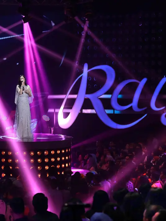 Andhika Pratama dan Gading Marten yang didaulat sebagai host sempat bertanya kepada Raisa di sela-sela konser tentang panggilan kesayangan tersebut. (Galih W. Satria/Bintang.com)