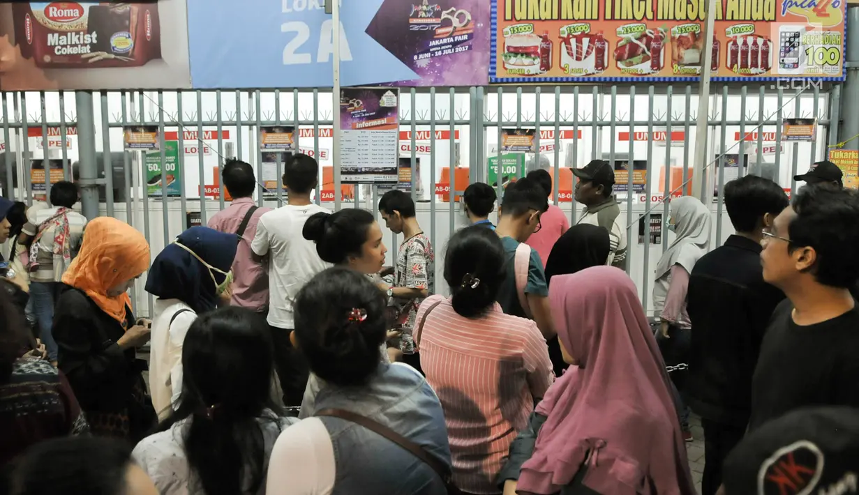 Pengunjung mengantre di loket pembelian tiket masuk Jakarta Fair Kemayoran 2017 di JIExpo, Kemayoran, Jakarta Pusat, Senin (19/6). Acara tahunan dalam rangka merayakan HUT Kota Jakarta tersebut dimeriahkan musisi Tanah Air. (Liputan6.com/Yoppy Renato)