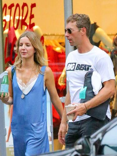 Chris Martin Kencani Annabelle Wallis News Entertainment Fimela Com