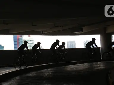 Warga mengayuh sepedanya di rampa spiral gedung parkir pusat perbelanjaan Kuningan City, Jakarta, Minggu (22/10/2020). Kegiatan ini untuk meningkatkan kebugaran dan imunitas tubuh di tengah pandemi COVID-19. (Liputan6.com/Herman Zakharia)