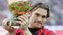 Andriy Shevchenko merupakan satu-satunya pemain Ukraina yang pernah meraih Ballon d'Or sampai saat ini. Ia tampil tajam bersama AC Milan pada musim 2003/2004 dengan menorehkan 24 gol. Berkatnya AC Milan berhasil rebut gelar Scudetto musim tersebut. (Foto: AFP/Paco Serinelli)
