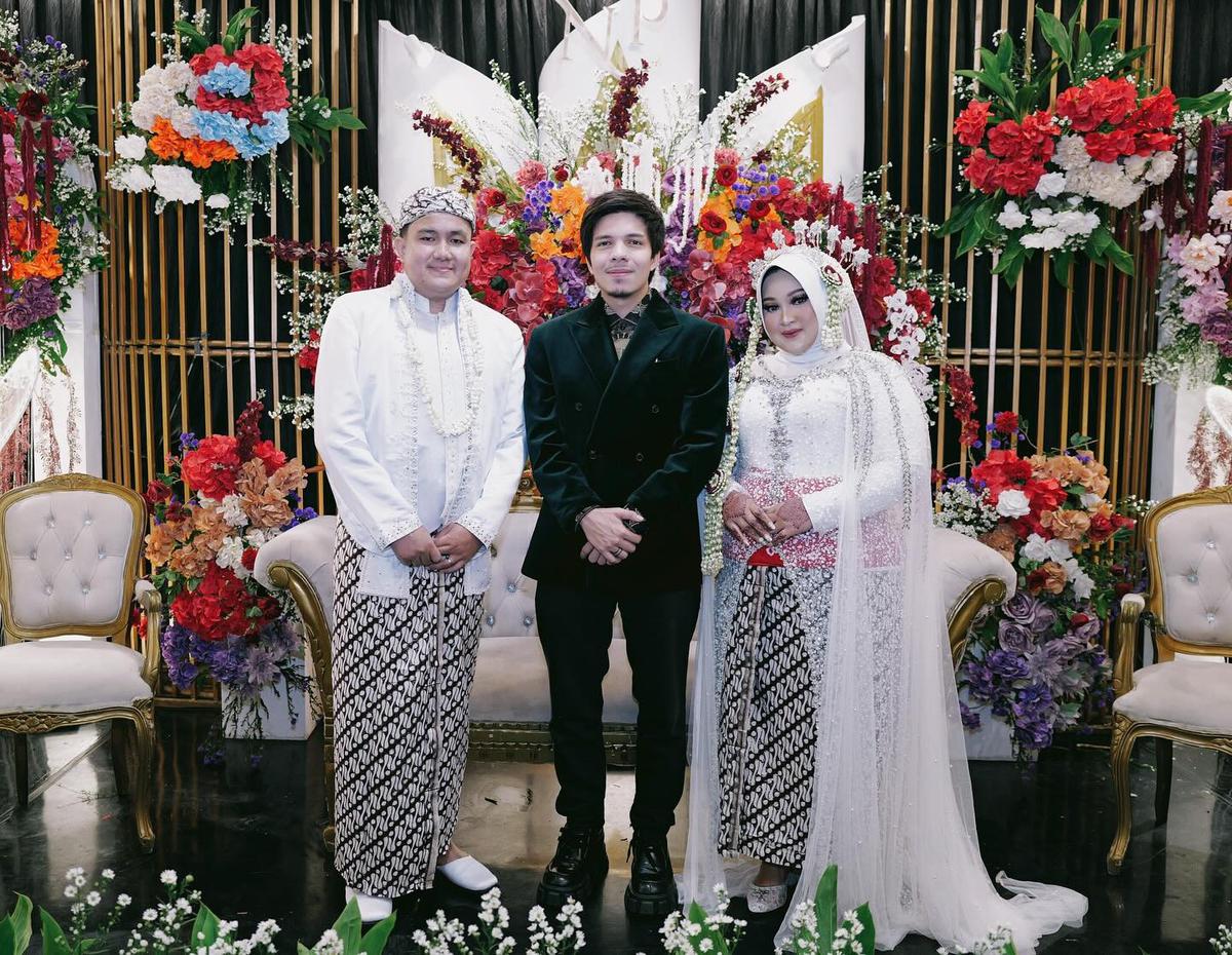 7 Potret Atta Halilintar Jadi Saksi Nikah Karyawannya, Tampil Formal - Disebut Lebih Ganteng Tanpa Kacamata Hitam