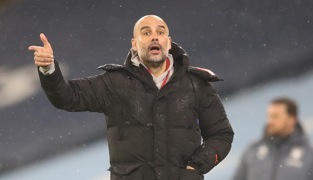 Pelatih Manchester City, Pep Guardiola, memberikan arahan kepada pemainnya saat menghadapi Aston Villa pada laga lanjutan Liga Inggris di Etihad Stadium, Kamis (21/1/2021) dini hari WIB. Manchester City menang 2-0 atas Aston Villa. (AFP/Martin Rickett/pool)