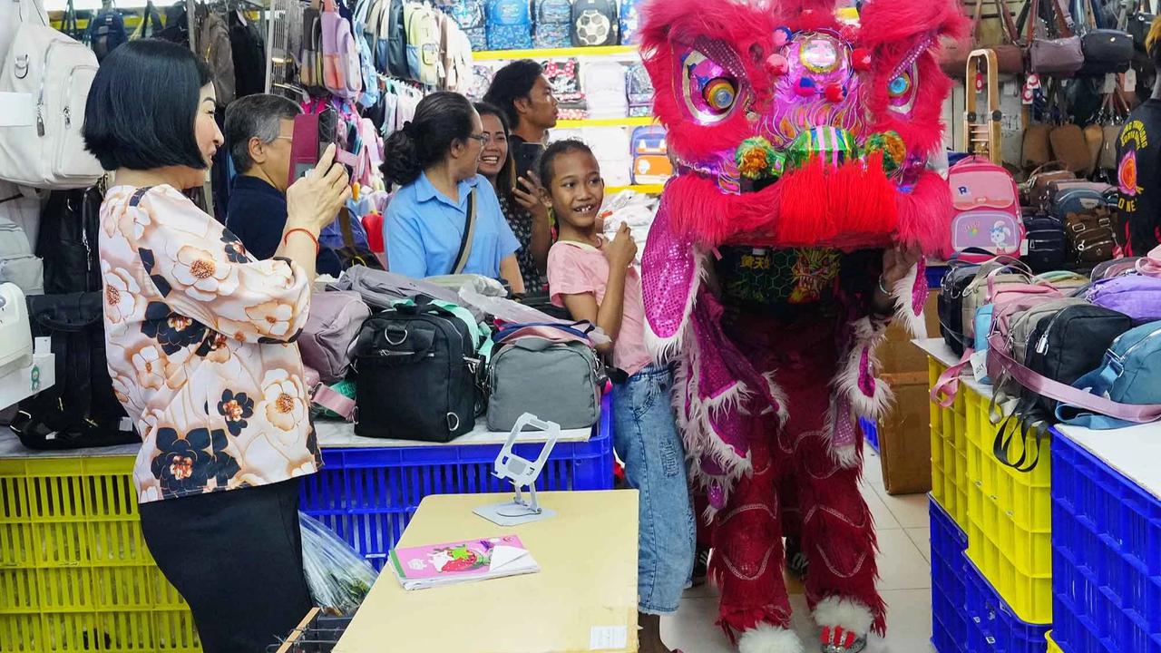 FOTO: Semarak Barongsai Jelang  Perayaan Imlek di Pusat Perbelanjaan Senen