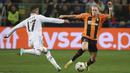 <p>Pemain Shakhtar Donetsk, Mykhaylo Mudryk berebut bola dengan pemain Real Madrid, Lucas Vazquez pada pertandingan lanjutan grup F Liga Champions di stadion Polish Army Stadium di Warsawa, Polandia, Rabu, 12 Oktober 2022. Shakhtar Donetsk bermain imbang atas Real Madrid 1-1. (AP Photo/Michal Dyjuk )</p>