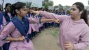 Juara karate internasional Muslim India, Syeda Falak mengajari teknik pukulan dalam bela diri kepada seorang siswi di Telangana Minorities Residential Girls School di Hyderabad, India (17/6). (AFP Photo/Noah Seelam)