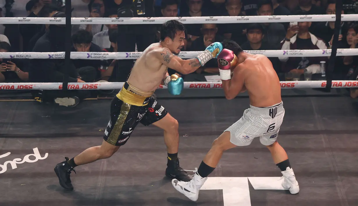 Rudy Golden Boy (kanan) saat melancarkan pukulan ke arah Paris Fernandez pada laga HSS Series 6 di W Superclub Gatsu, Jakarta, pada Senin (10/11/2025) dini hari WIB. Rudy Golden Boy berhasil meraih kemenangan angka mutlak atas Paris Pernandes. (Bola.com/M Iqbal Ichsan)