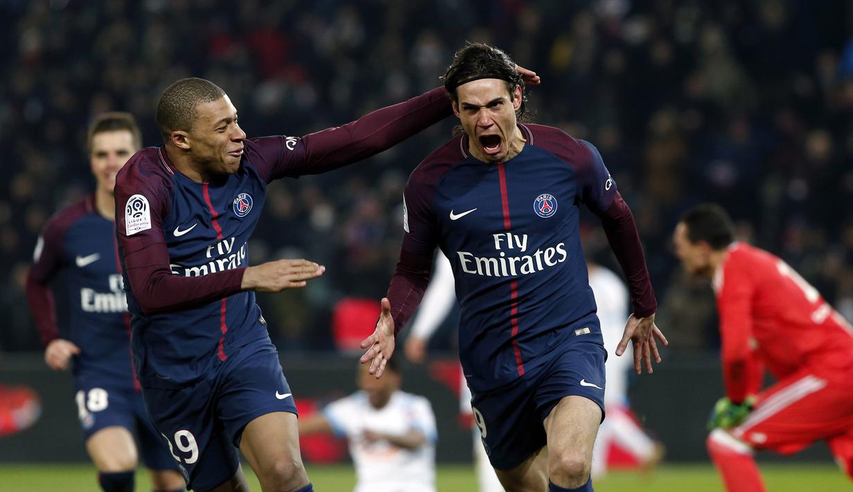 Pemain PSG, Edinson Cavani (kanan) merayakan gol bersama rekannya Kylian Mbappe pada lanjutan Ligue 1 Prancis di Parc des Princes Stadium, Paris, (25/2/2018). PSG menang 3-0. (AP/Thibault Camus)