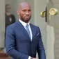 Didier Drogba saat tiba menghadiri undangan makan siang Presiden Liberia George Weah dan Presiden Prancis Emmanuel Macron di Istana Elysee di Paris, (21/2). Mantan penyerang Chelsea ini tampil dengan setelan jas berwarna biru. (AFP Photo/Ludovic Marin)