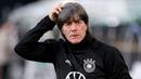 2. Joachim Loew - Pelatih Timnas Jerman ini terlihat tengah menghisap tembakau saat menyaksikan laga perempat final Euro 2008 ketika Jerman melawan Portugal. Loew tidak membatah bahwa dirinya perokok. (AFP/Peter Steffen)