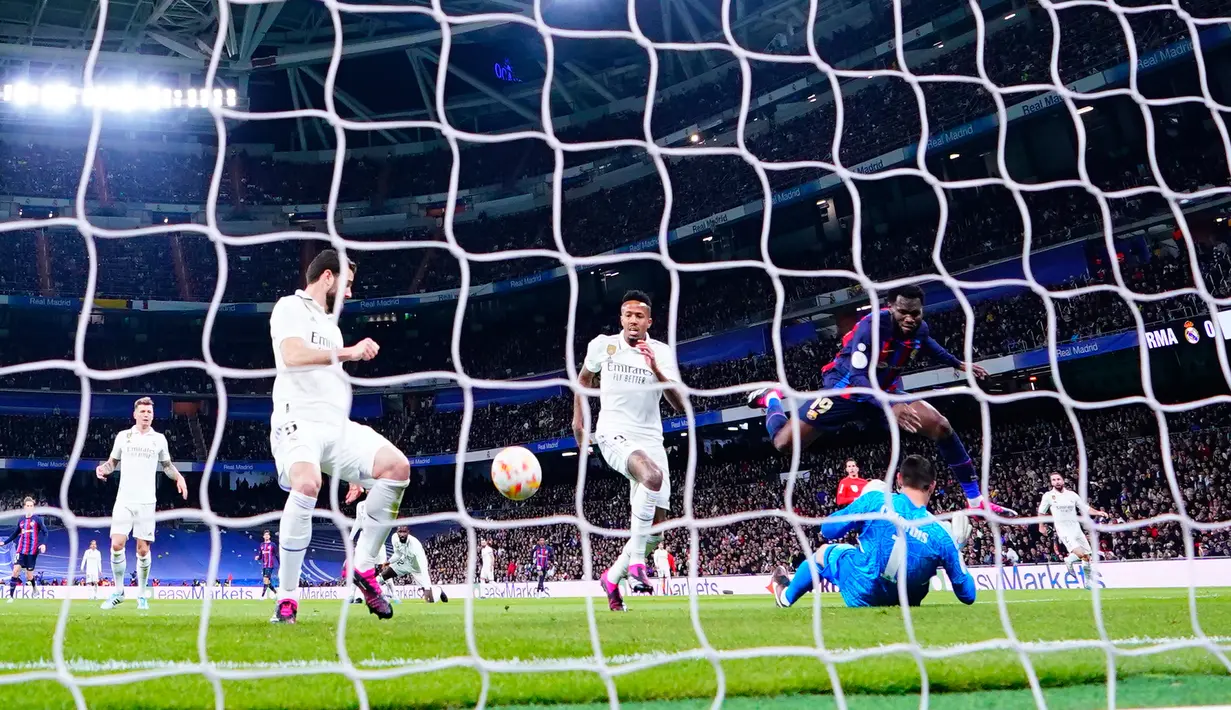 Pemain Real Madrid Eder Militao (tengah) mencetak gol bunuh diri melewati kipernya saat melawan Barcelona pada pertandingan sepak bola leg pertama semifinal Copa del Rey di Stadion Santiago Bernabeu, Madrid, Spanyol, 2 Maret 2023. Barcelona sukses megalahkan Real Madrid dengan skor 1-0 berkat gol bunuh diri Eder Militao. (AP Photo/Manu Fernandez)