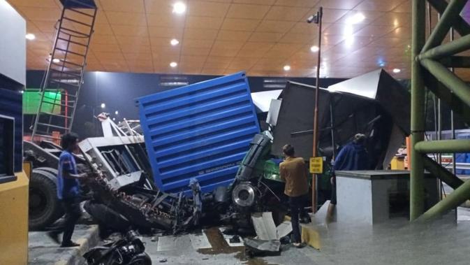 Diduga Rem Blong, Truk Kontainer Rusak Tiga Gardu di Gerbang Tol Ciawi 2: Tak Ada Korban Jiwa