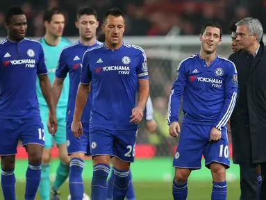  Pelatih Chelsea Jose Mourinho berbicara dengan Eden Hazard dan pemain lainya usai kalah dari Stoke City di Stadion Britania, Inggris, Rabu (28/10/2015) dini hari. Chelsea kalah 4-5. (Reuters / Alex Morton)