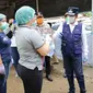 Wali Kota Manado GS Vicky Lumentut memberikan arahan pada petugas kesehatan di Pos Kesehatan yang berada di batas Kota Manado.