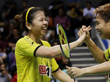 Pasangan Jaya Raya, Greysia Polii/Apriyani Rahayu, merayakan kemenangan atas wakil Mutiara Cardinal, Dea Giovani/Yulfira Barkah, pada Kejurnas PBSI di Britama Arena, Sabtu (22/12). Jaya Raya menjadi juara Kejurnas PBSI 2018. (Bola.com/M Iqbal Ichsan)