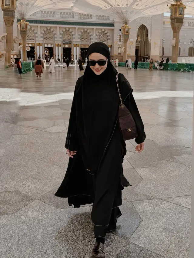 Febby Rastanty Jalani Ramadan Tahun Ini dengan Umrah pakai baju serba hitam. [@febbyrastanty]