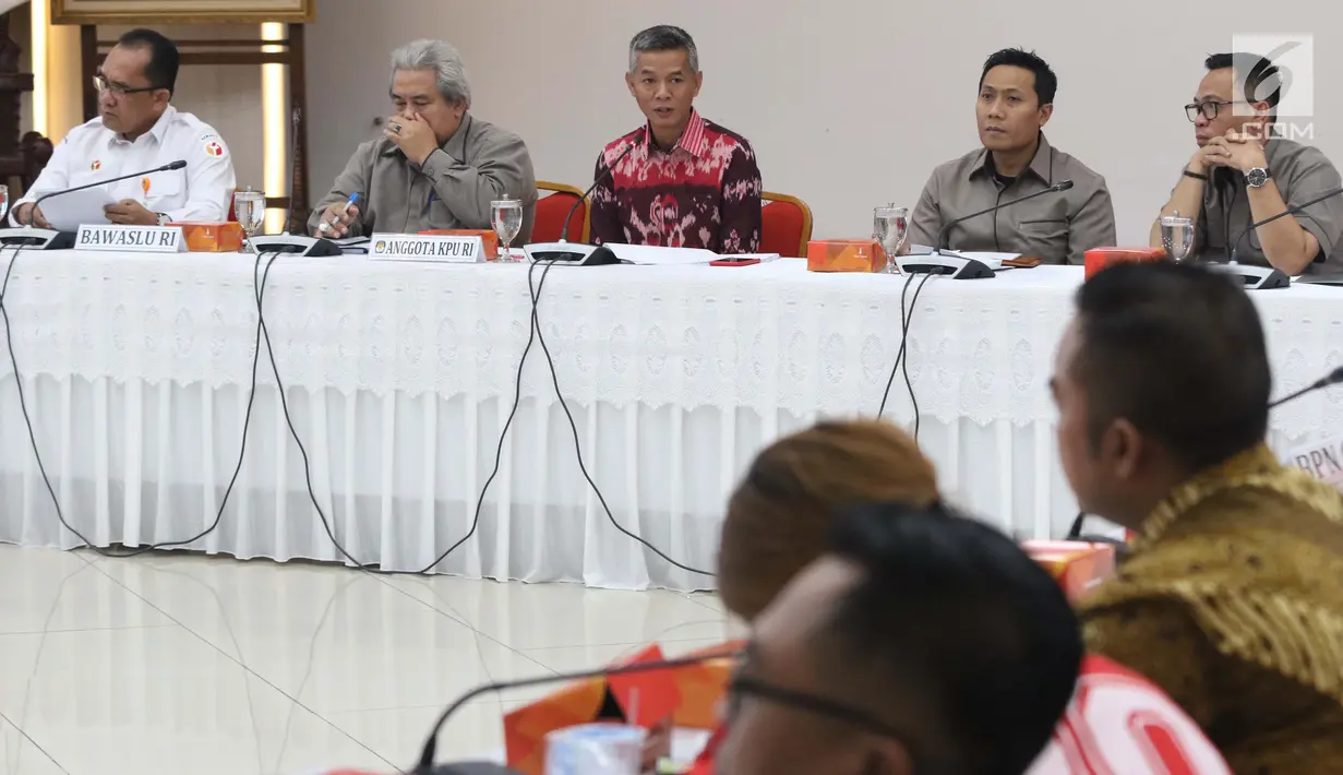 Komisioner KPU, Wahyu Setiawan (tengah) memimpin rapat bersama perwakilan parpol, Jakarta, Rabu (27/2). Rapat membahas jadwal kampanye dan rapat umum serta sosialisasi fasilitasi iklan kampanye Pemilu 2019 di media massa. (Liputan6.com/Helmi Fithriansyah)
