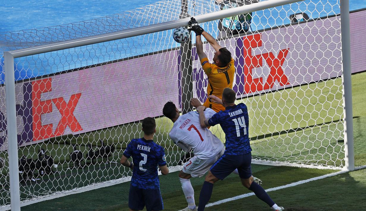 Ketangguhan Dubravka runtuh pada menit ke-30. Bermaksud menghalau sepakan gelandang Spanyol, Pablo Sarabia yang mengarah ke tengah mistar gawang, bola justru dihalau menuju ke dalam gawang. Spanyol unggul 1-0. (Foto: AP/Pool/Julio Munoz)
