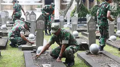 Personel TNI mencabut rumput liar saat membersihkan Taman Makam Pahlawan Kalibata di Jakarta, Kamis (9/11). Pembersihan tersebut dilakukan guna menyambut Hari Pahlawan yang diperingati setiap 10 November. (Liputan6.com/Immanuel Antonius)