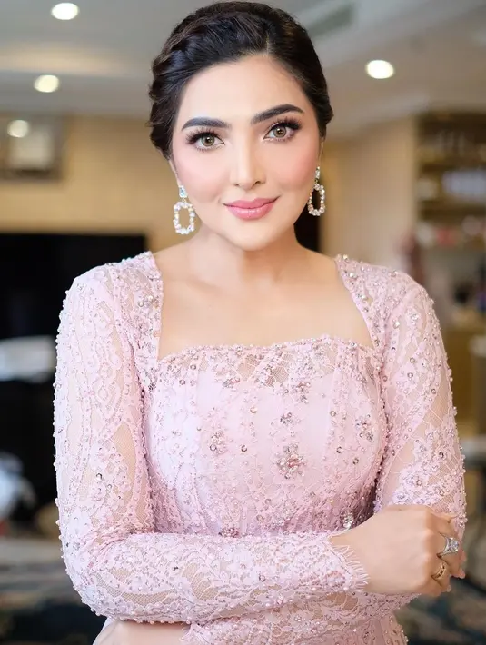 Di acara siraman Aaliyah dan Thariq, Ashanty mengenakan kebaya brokat pink dengan middle square neck dipadukan bawahan kain batiknya dari @deafebrindagallery. [@ashanty_ash].