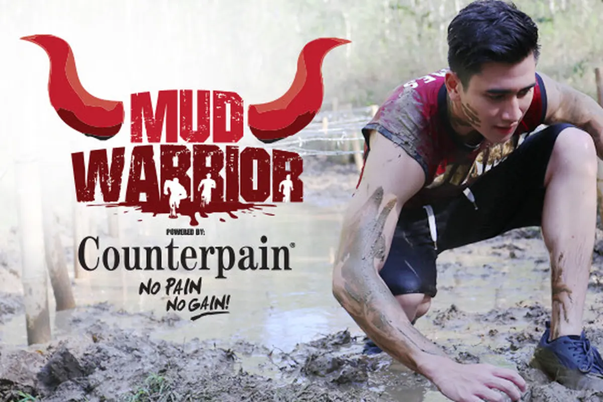 Verrel Bramasta dengan peserta lainnya lakukan olahraga ekstrem di Counterpain Mud Warrior 2 di Yogyakarta