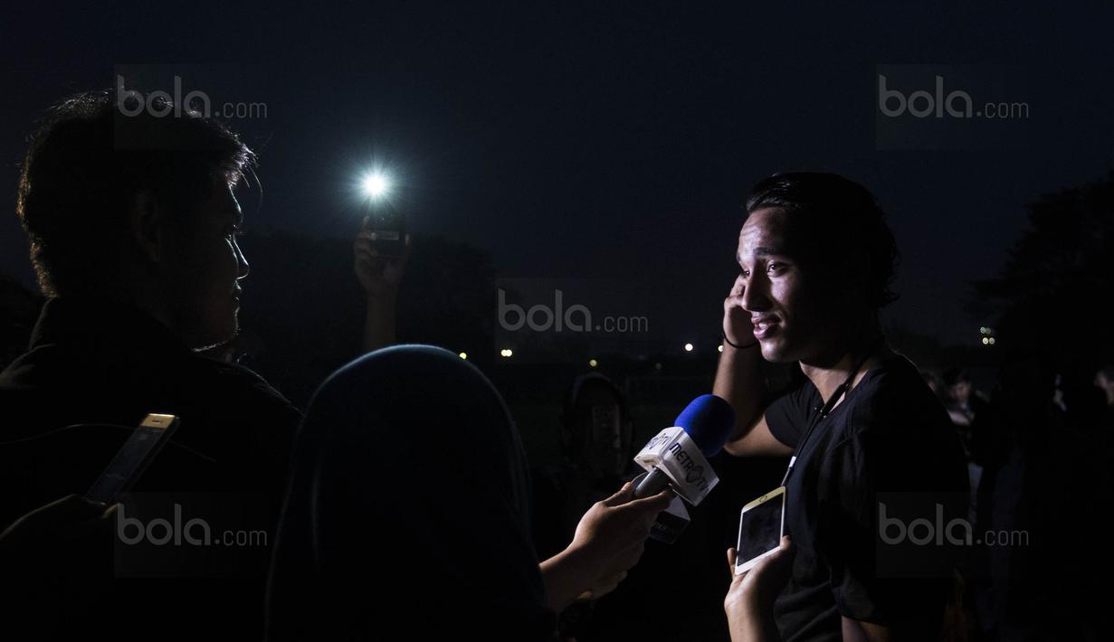 Striker Timnas Indonesia U-22, Ezra Walian, menjawab pertanyaan wartawan usai latihan di Lapangan SPH Karawaci, Banten, Jumat (11/8/2017). Ini merupakan latihan terakhir sebelum berangkat ke Malaysia. (Bola.com/Vitalis Yogi Trisna)