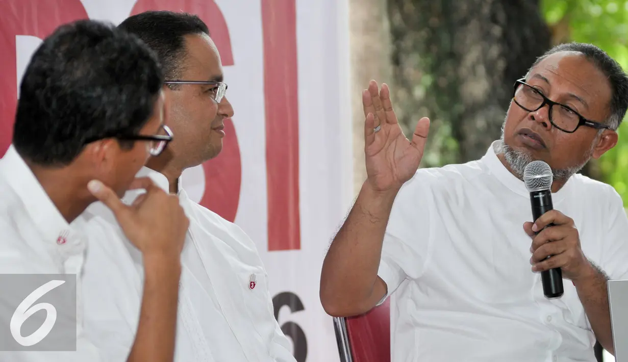 Mantan Wakil Ketua KPK Bambang Widjojanto (kanan) saat memperingati Hari Anti Korupsi di Posko Cicurug, Jakarta, Jumat (9/12). Masuknya BW ke Tim Anies-Sandi untuk berjuang bersama melawan korupsi. (Liputan6.com/Yoppy Renato)
