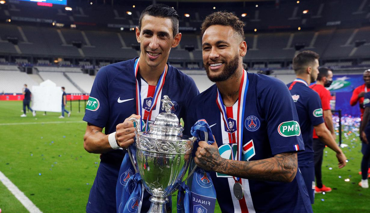 Pemain PSG, Neymar dan Angel Di Maria, mengangkat trofi juara Piala Prancis usai mengalahkan Saint-Etienne pada pertandingan final di Stadion Stade de France, Sabtu (25/7/2020) dini hari WIB. PSG menang 1-0 atas Saint-Etienne. (AFP/Geoffroy Van Der Hasselt)