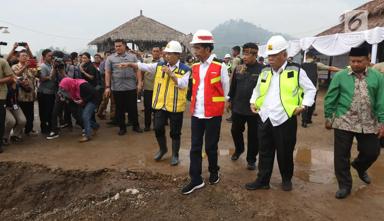 Presiden Joko Widodo atau Jokowi (tengah) meninjau proyek Terowongan Nanjung di Kabupaten Bandung, Jawa Barat, Minggu (10/3). Terowongan Nanjung menembus tebing sepanjang 230 meter. (Liputan6.com/Angga Yuniar)