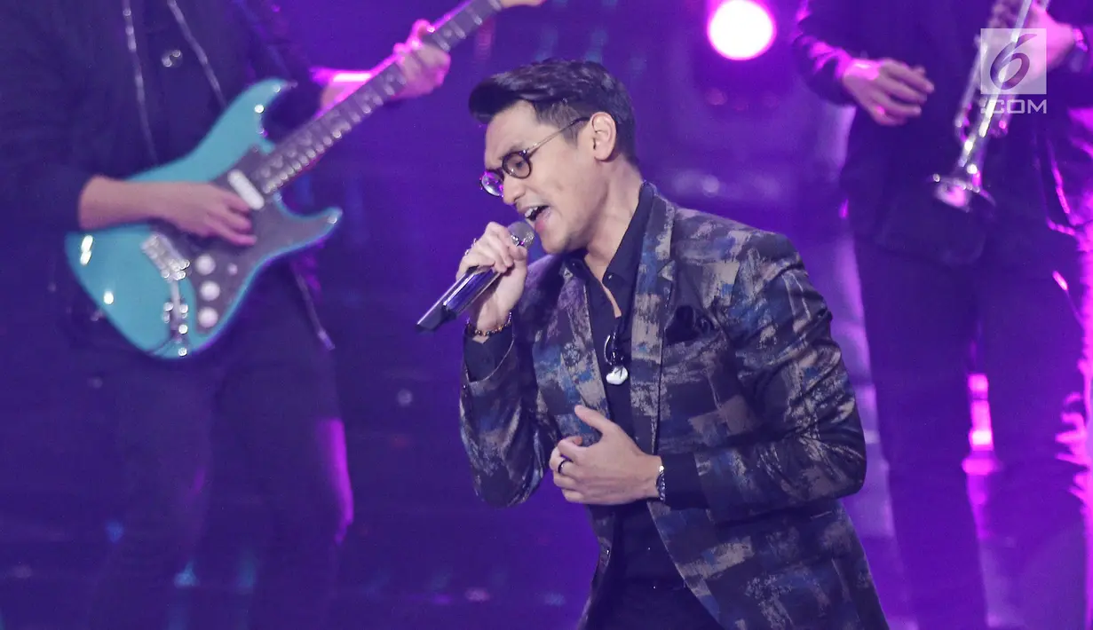 Penyanyi Afgan Syah Reza atau Afgan tampil memeriahkan panggung SCTV Awards 2017 di Studio 6 Emtek City, Jakarta, Rabu (29/11). Afgan memanjakan penggemar dengan lagu "That's What I Like" bersama The Gardarianz Band. (Liputan6.com/Herman Zakharia)