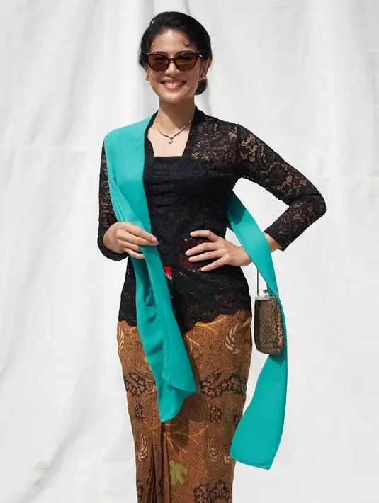 <p>Lebih lanjut Dian Sastrowardoyo juga menyampaikan bahwa kebaya merupakan salah satu identitas diri bukan hanya seragam kondangan maupun sesuatu yang bersifat ornamental atau pajangan semata. (FOTO: instagram.com/therealdisastr/)</p>