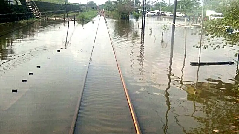 Jalur kereta Tanggulangin-Porong, Sidoarjo hingga Senin petang pasih terendam 29 centimeter. (Foto: Liputan6.com/Muhamad Ridlo/KAI Daop 5)