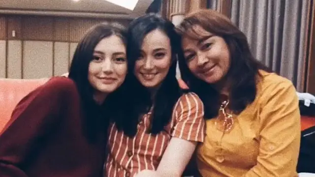 6 Potret Kebersamaan Asmirandah dan Sang Adik, Bak Kembar