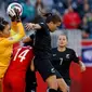 Kiper Tiongkok Wang Fei menangkap bola saat melawan Selandia Baru di babak kedua Grup A Piala Dunia Wanita 2015 di Stadion Winnipeg, Kanada. Foto diambil pada Senin (15/6/2015). Kecantikan Wang Fei mampu menangkap hati para pria. (Reuters/Bruce Fedyck)