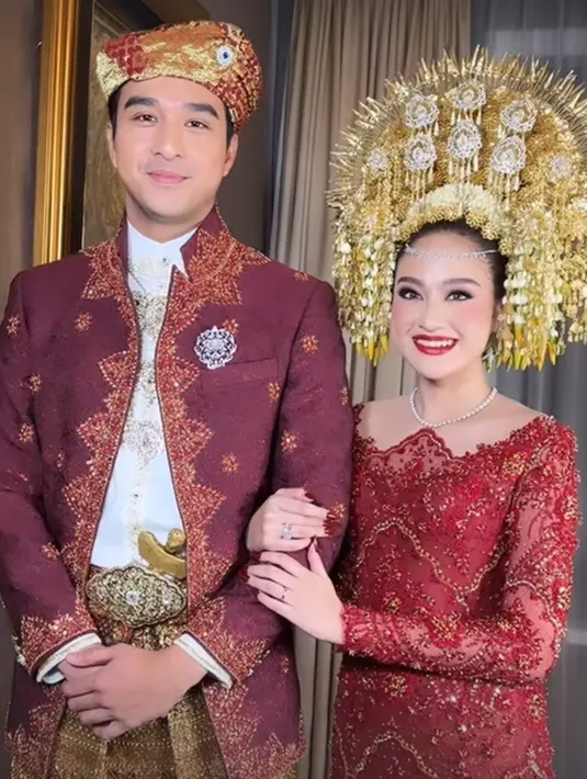 Salshabilla Adriani kembali mengenakan rancangan Didiet Maulana, berwarna merah, lengkap dengan suntiang emasnya. [Foto: Instagram/didietmaulana]