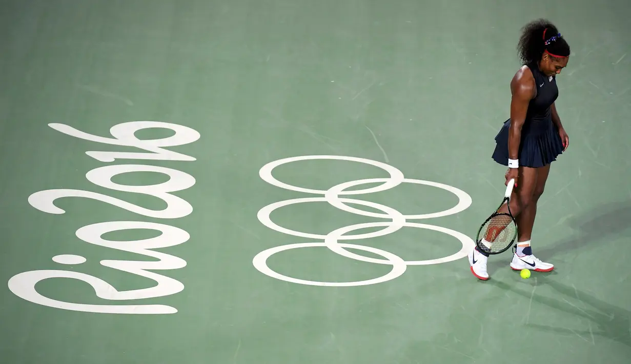 Petenis AS, Serena Williams tertunduk lesu usai dikalahkan petenis Ukraina, Elina Svitolina di babak ketiga Olimpiade Rio 2016 , Selasa (9/8). Pemegang medali emas Olimpiade London itu disingkirkan dengan skor mengejutkan 6-4 6-3. (REUTERS/Kevin Lamarque)