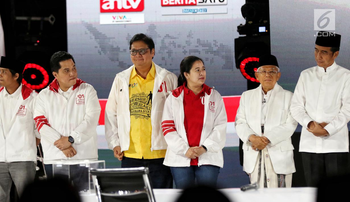 Capres nomor urut 01 Joko Widodo dan Cawapres Ma'ruf Amin dan Tim Kampanye Nasional usai Debat Pilpres 2019 kelima di Jakarta, Sabtu (13/4).Debat kelima merupakan debat terakhir dalam masa kampanye yang mengambil tema Ekonomi, Kesejahteraan Sosial, Keuangan dan Investasi. (Liputan6.com/Johan Tallo)