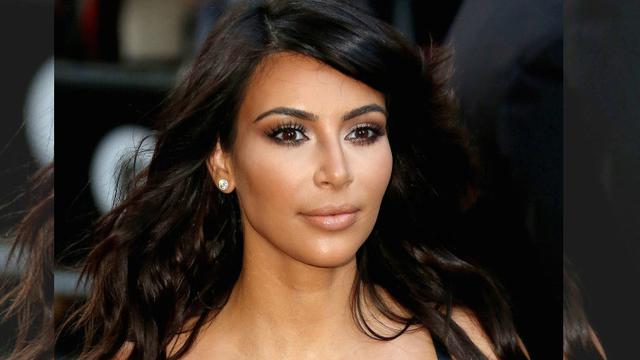  Baju  Bolong  Kim Kardashian Bikin Dadanya Mengintip 