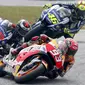 Marc Marquez dibayangi oleh Jorge Lorenzo dan Valentino Rossi di MotoGP Malaysia 2015 yang digelar di Sirkuit Sepang, Malaysia, Minggu (25/10/2015). (Reuters/Olivia Harris)