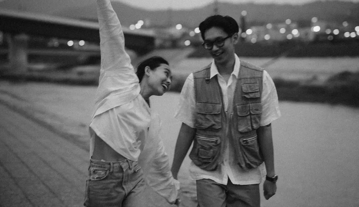 Dalam sebuah foto hitam putihm Dhika tampak mengenakan t-shirt dan kemeja putih. Tak ketinggalan denim menjadi penyempurna gaya kasualnya. [Foto: Instagram/ Dhika Himawan]