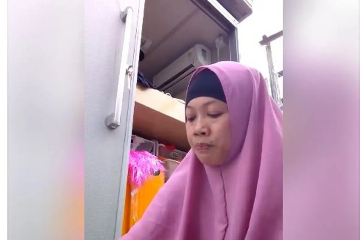 [Bintang] Heboh! Video Viral Wanita Berhijab Makan Daging Babi