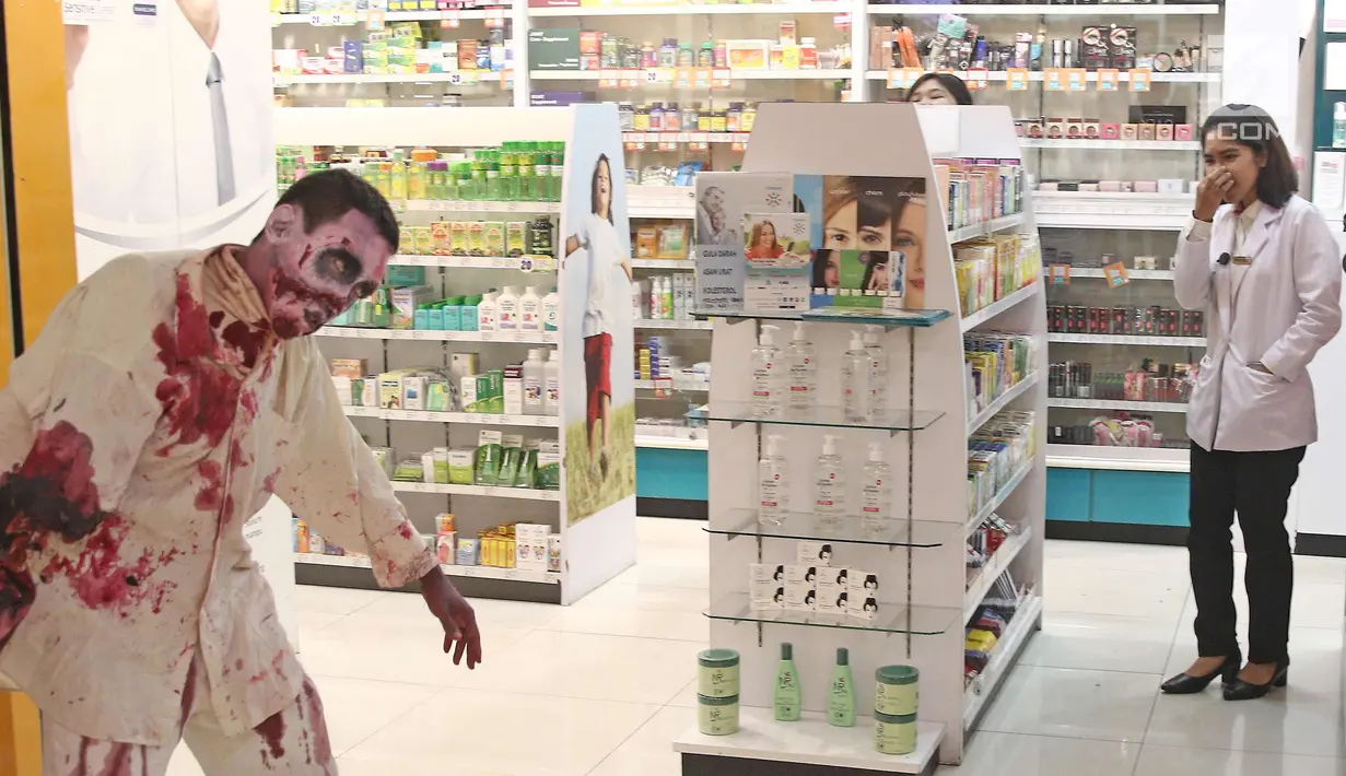Cosplay zombie menakuti pengunjung di pusat perbelanjaan kawasan Sudirman, Jakarta, Selasa (31/10). Salah satu pusat perbelanjaan di kawasan Sudirman menghadirkan 3 cosplay, Zombie, Kuntilanak dan valak merayakan Halloween. (Liputan6.com/Herman Zakharia)