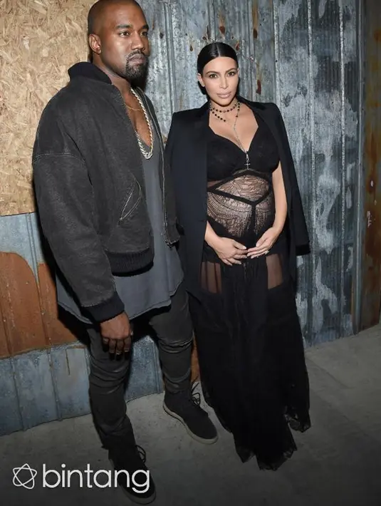 Beberapa waktu lalu beredar kabar bahwa pernikahan Kim Kardashian dan Kanye West hanya sebuah rekayasa. Kim dan Ibunya ingin reality show keluarga mereka terus terjaga popularitasnya. Sedangkan Kanye West makin terkenal lagi. (AFP/Bintang.com)